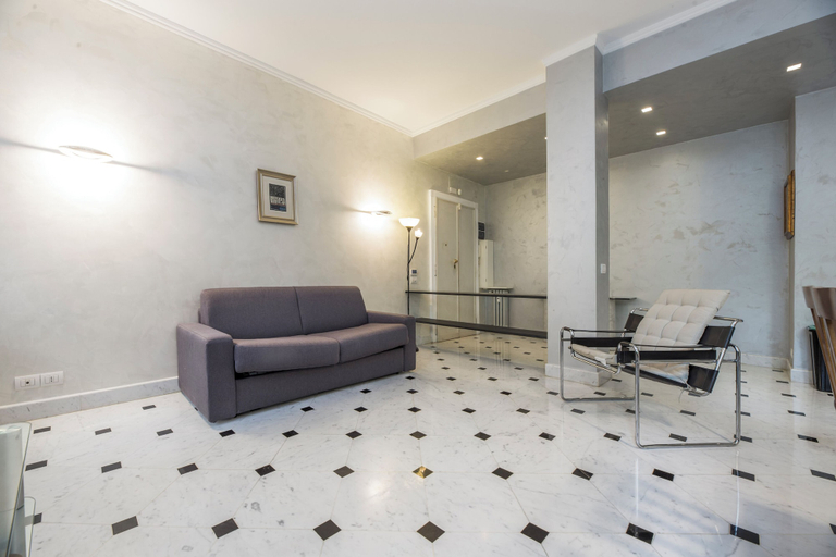 Others 5, Spacious flat with Balcony, Genova