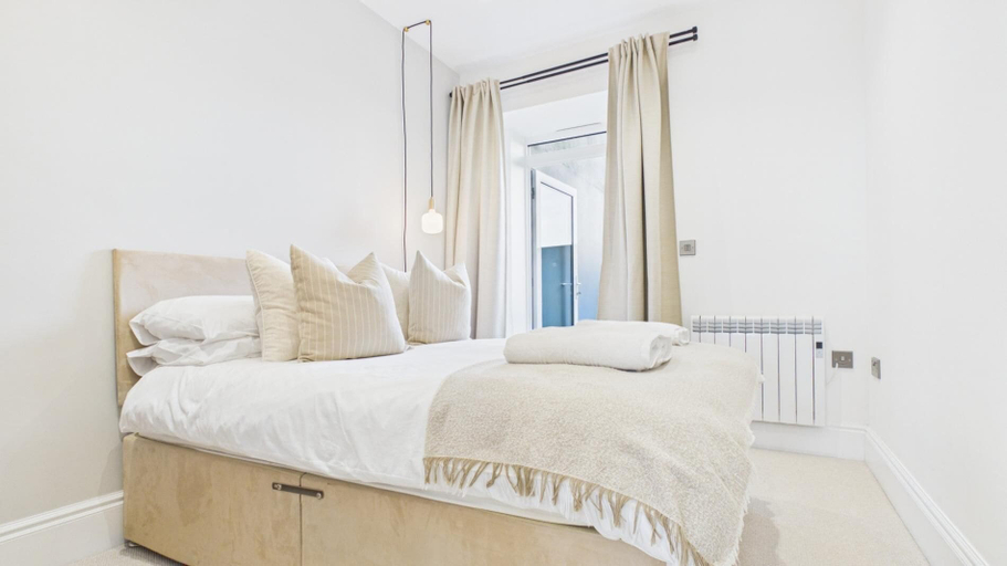 Bedroom 3, No. 4 Croft House - Luxury 2 Bed Apartment - Tenby, Pembrokeshire