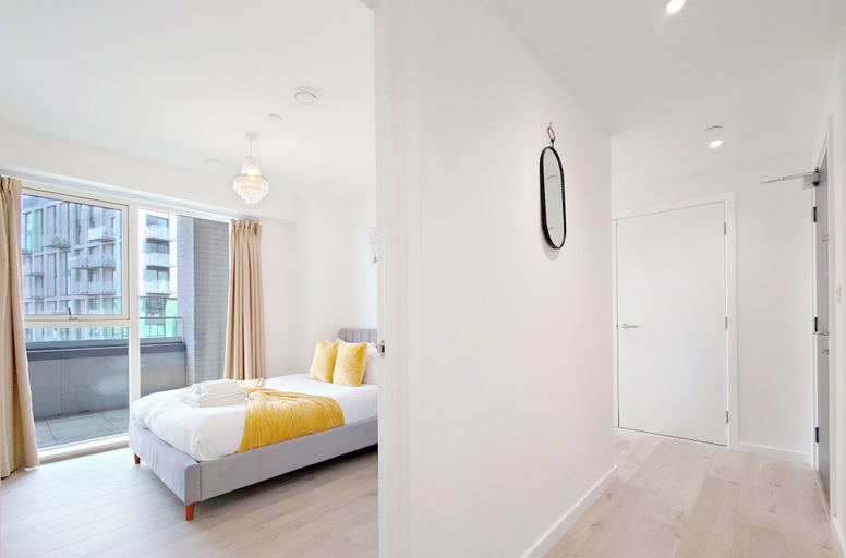 Room 4, Deluxe Serviced Three Bedroom Apartment, London