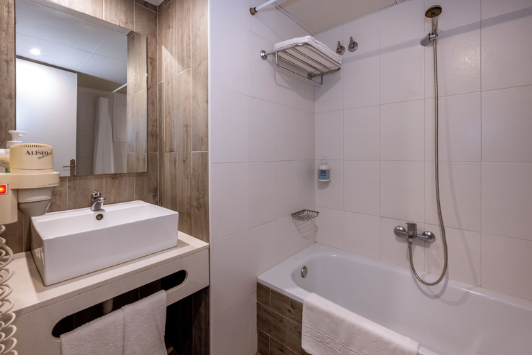 Bathroom 4, Hotel GHT Simeón, Girona