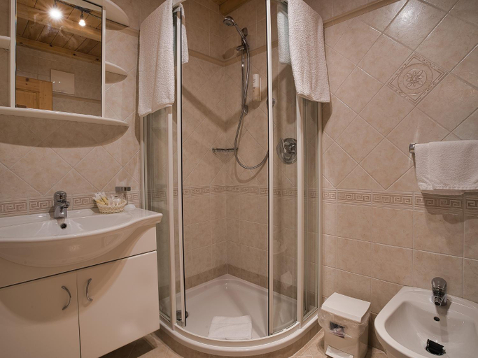 Bathroom 3, Aparthotel Monte 44, Bolzano