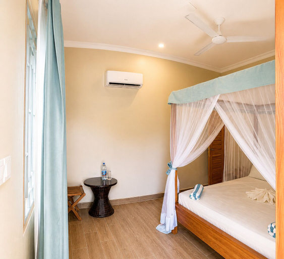 Room 4, Meat and Mingle Tavern, Kusini