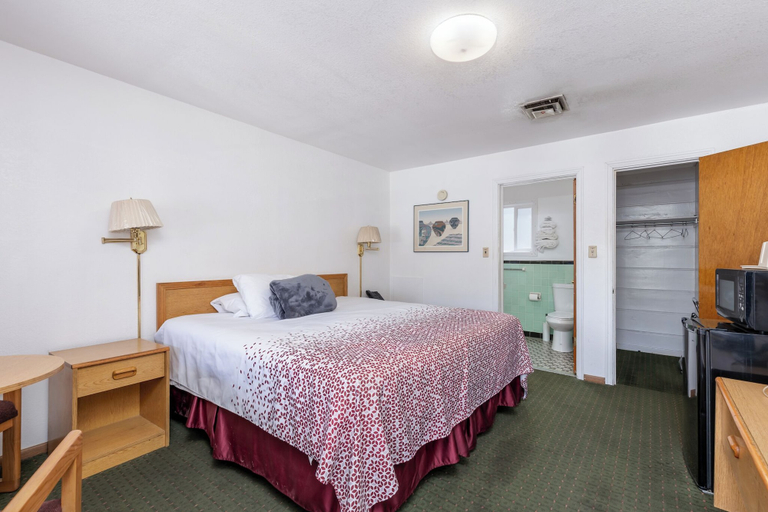 Bedroom 4, Holiday Motel, Elko