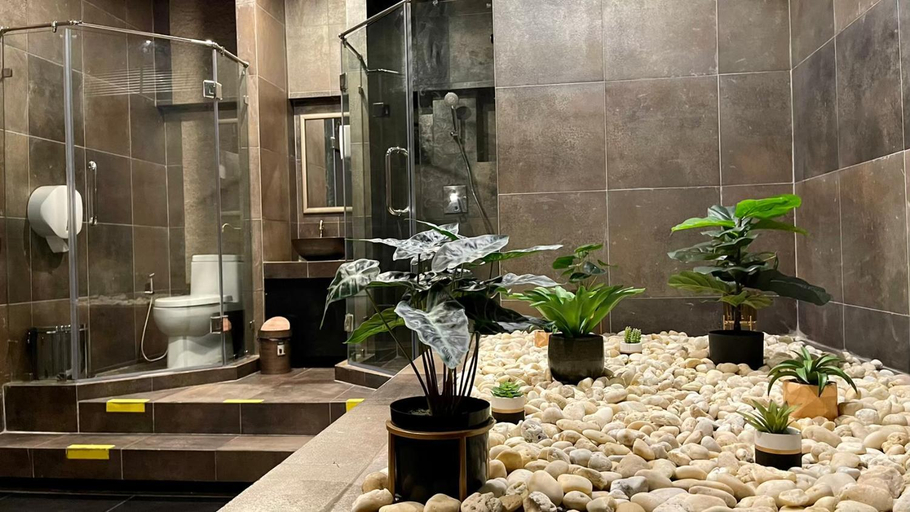 Bathroom 4, Grand 5 Hotel & Plaza Sukhumvit Bangkok, Khlong Toey