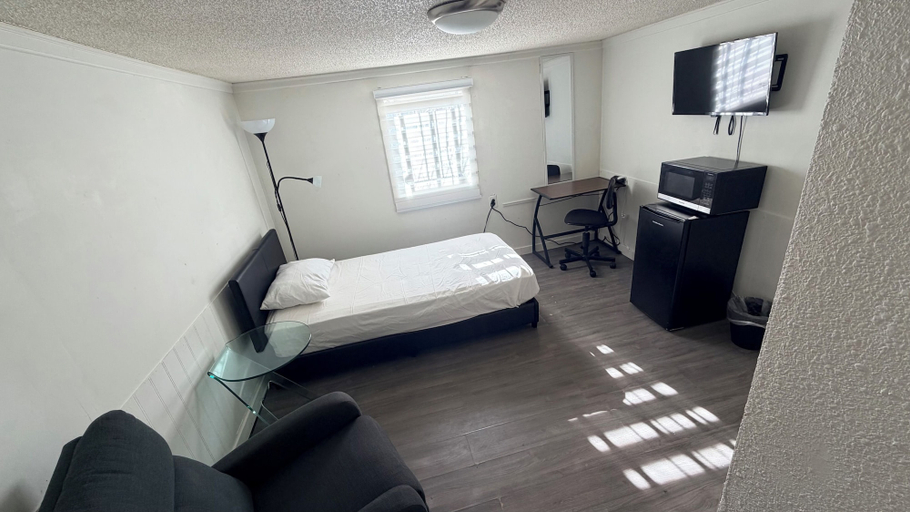 Room 3, Private Room Downtown with Kitchenette, Division No. 11