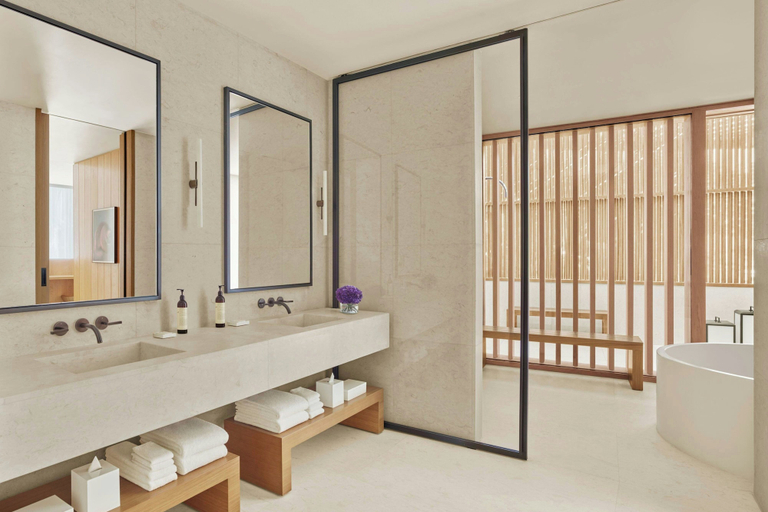 Bathroom 4, The Red Sea Edition, Umluj