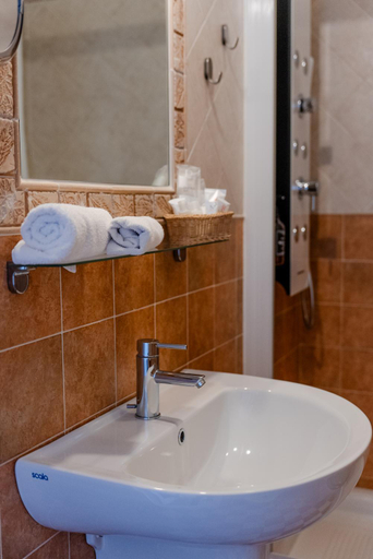 Bathroom 4, Hotel Virginia, Massa Carrara