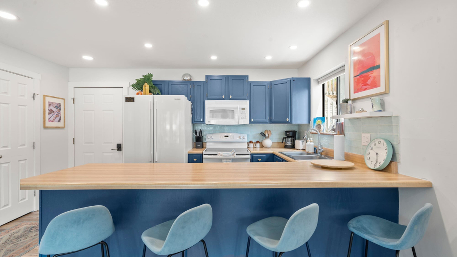 Private kitchen 3, Daylight Cove Lakefront Chic, Camden