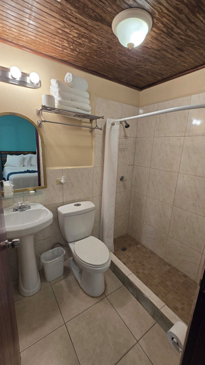 Bathroom 3, I Love Combate Rooms & Suites