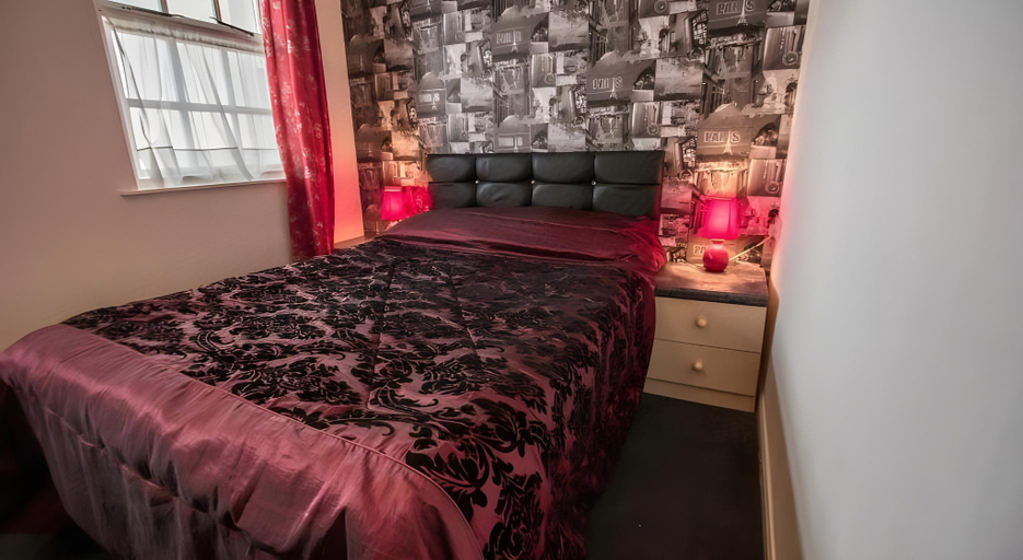 Bedroom 2, The Carlton Hotel, Kent