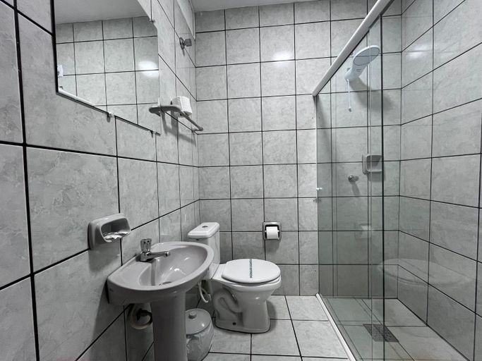 Bathroom 5, Rosa's Hotel, Toledo
