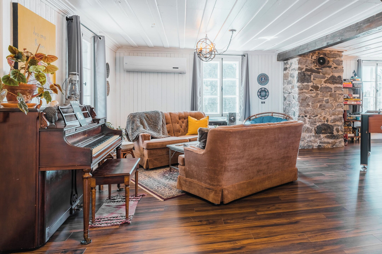 Others 4, Auberge de l'Ouest, Portneuf