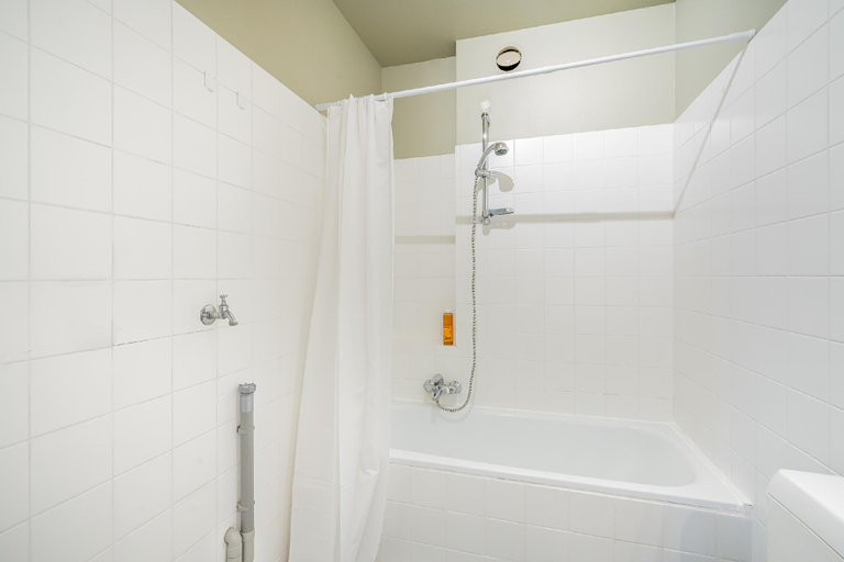 Bathroom 5, Classic 1 bedroom apartment in Antwerp, Antwerpen
