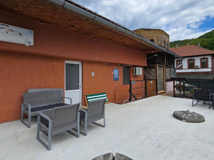Others 3, Casa Pescarusul Vesel, Socol