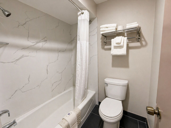 Bathroom 4, Studio 6 Suites – Mesquite, TX – Gross Rd., Dallas