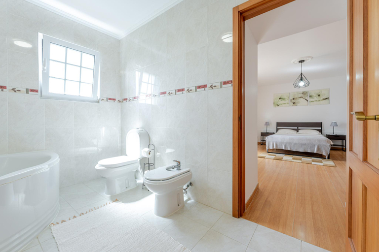 Bathroom 2, Recent villa, located in a quiet residential area, 2km from the center, Ponta Delgada
