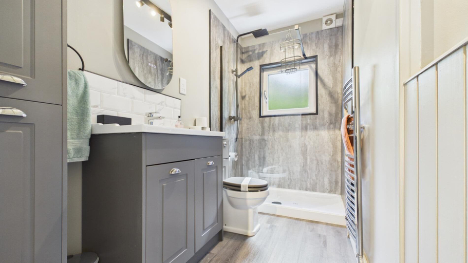 Bathroom 4, Glenvale - 2 Bedroom Apartment - Saundersfoot, Pembrokeshire