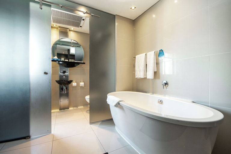 Bathroom 5, Colosseum Hotel, City of Cape Town
