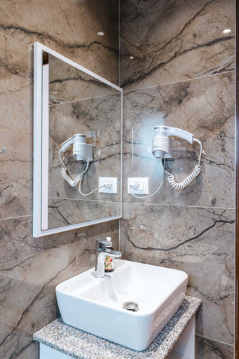 Bathroom 4, Marilena's Garden, Sarandës