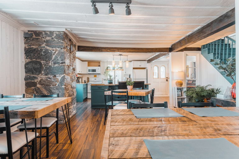 Others 5, Auberge de l'Ouest, Portneuf