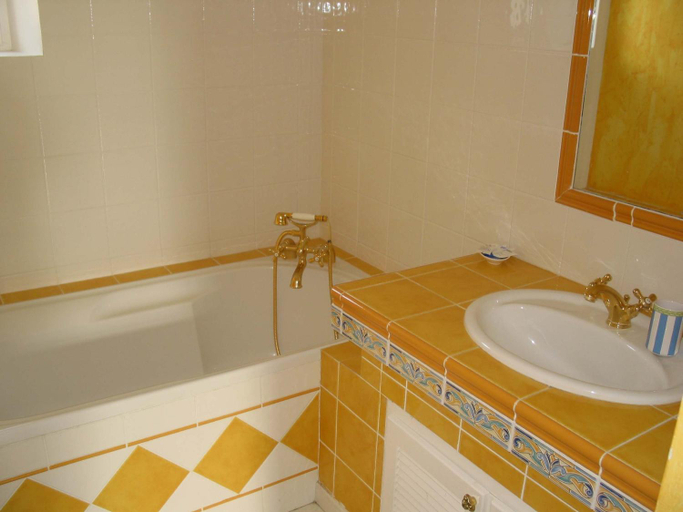 Bathroom 2, Chateau Rousselle, Gironde
