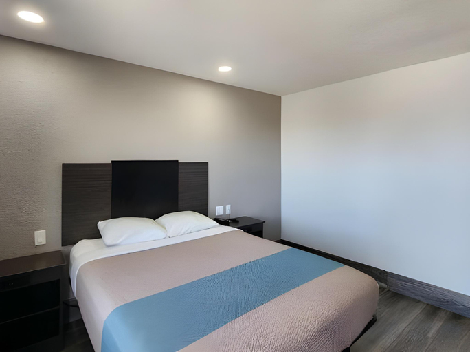 Bedroom 3, Motel 6 Galveston, TX, Galveston