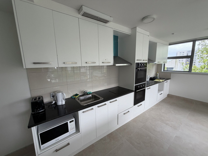 Others 5, Goodview Hotel, Waitakere