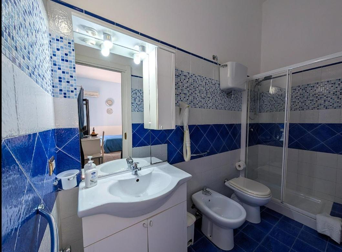 Bathroom 2, AFFITTACAMERE A TRE MINUTI IN SPIAGGIA Il Veliero, Trapani