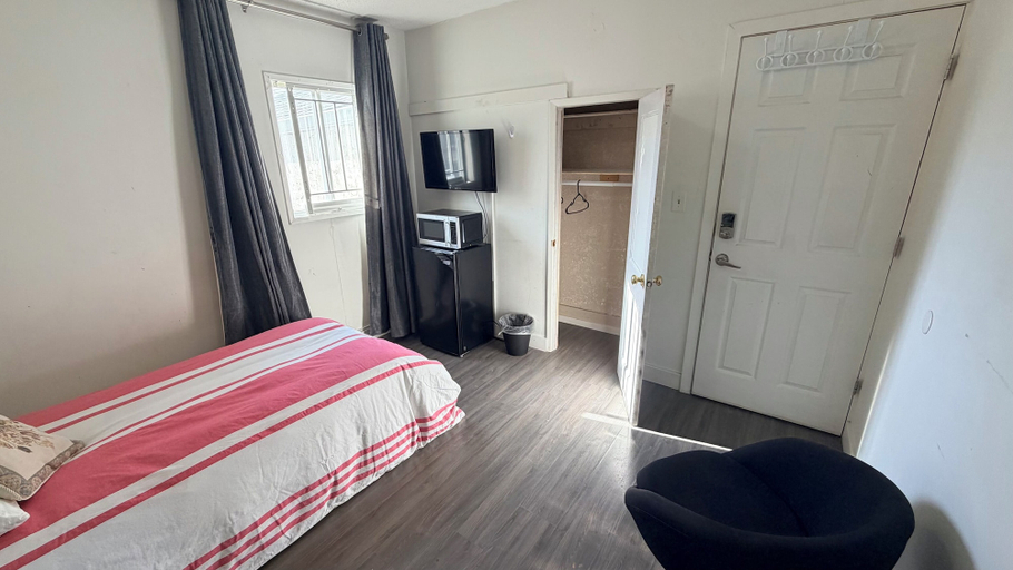 Room 4, Private Room Downtown with Kitchenette, Division No. 11