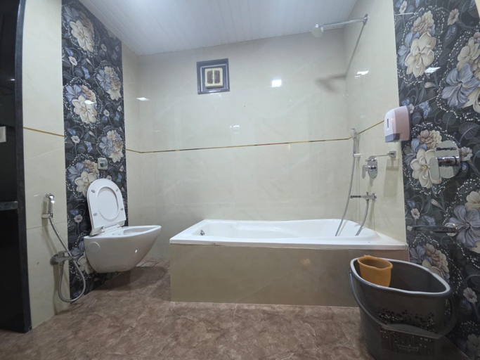 Bathroom 3, The Wayside Inn, Raigarh