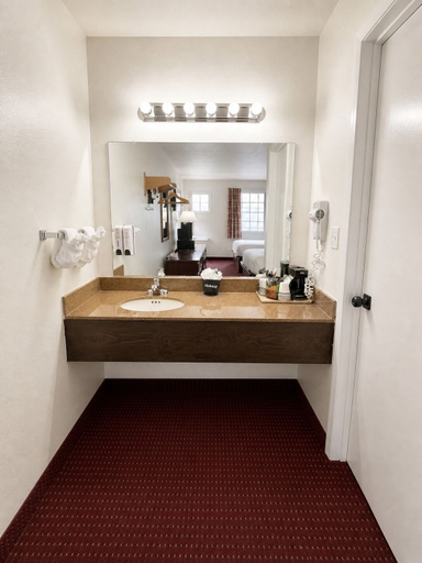 Bathroom 4, Carriage House Inn, Taney