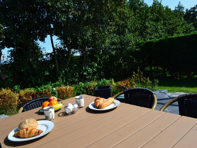Food & Drinks 5, Holiday Home in Ameland by Golf Course, Ameland