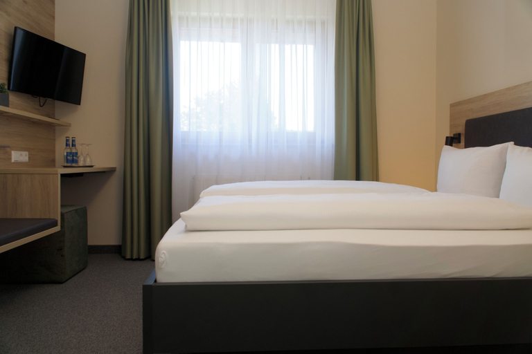 Bedroom 4, Hotel & Tagungszentrum Blaubeuren, Alb-Donau-Kreis