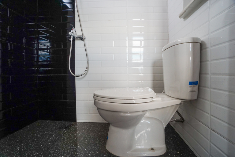 Bathroom 5, Bale Luna Homestay & Kos Syariah, Malang