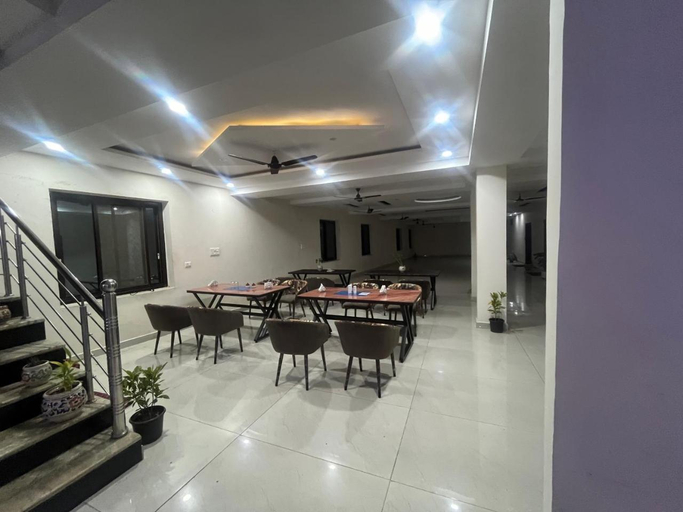 Food & Drinks 4, Hotel JCM Chintpurni, Una