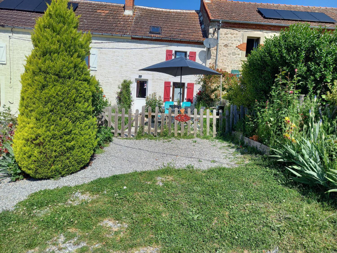 Exterior & Views 5, Aux Roses, Allier