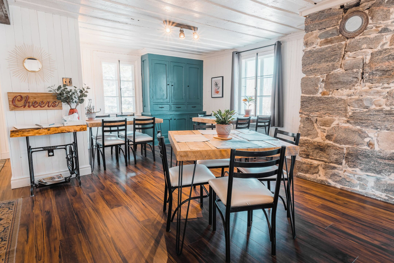 Others 5, Auberge de l'Ouest, Portneuf
