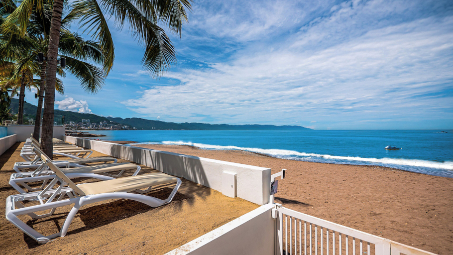 Beach 5, Beachfront 2BR - Pools & Balcony Views, Puerto Vallarta
