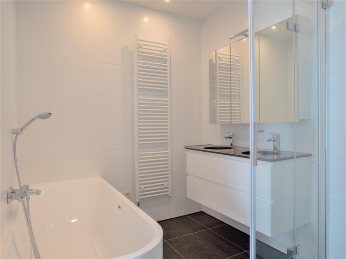 Bathroom 1, 12-Guest Apartment on the Main Square, Antwerpen