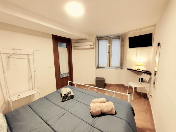 Bedroom 4, The Second Floor, Napoli
