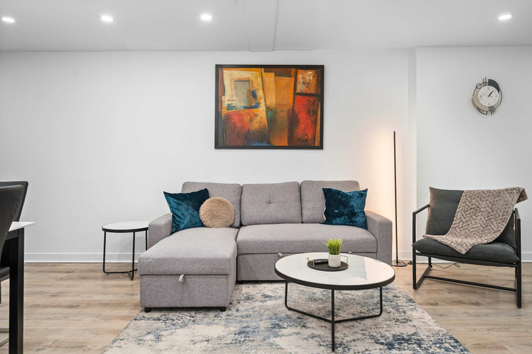 Interior 5, Modern Suite Near Little Italy Walk to Transit, Toronto