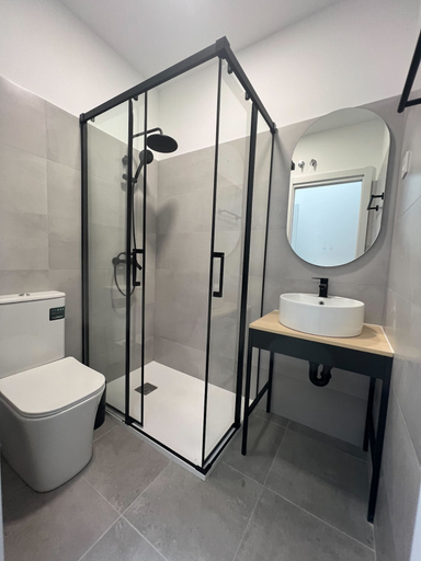 Others 5, Hostal Majadahonda, Madrid