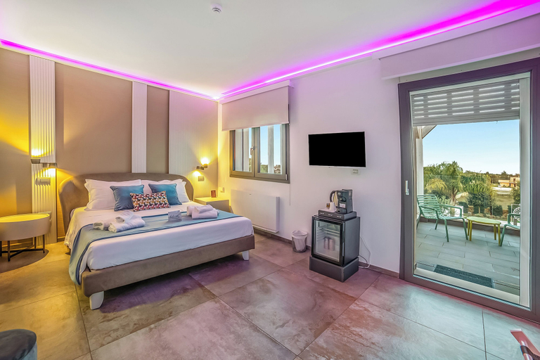 Room 4, 7br Luxury Villa - Pool, Garden & Parking, Lecce