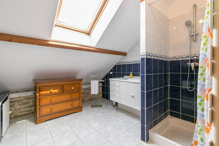 Bathroom, La Montrachet, Côte-d'Or
