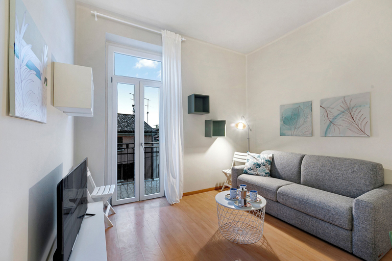 Living area 2, Casa Enza: Desenzano Apartment w/ Private Parking & AC, Brescia