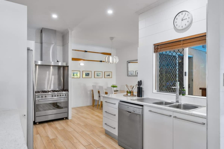 Others 4, Trinity Beach Family Getaway 4BR, Sleeps 10 - Pool, Cairns
