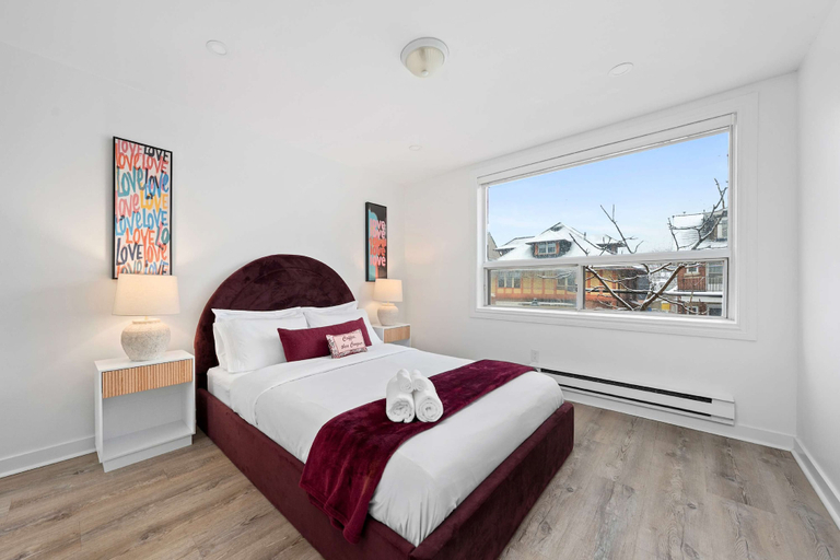 Interior 3, Modern Suite Near Little Italy Walk to Transit, Toronto