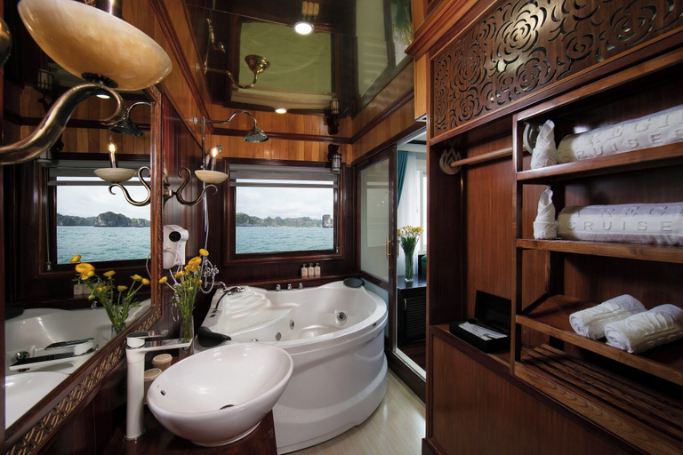 Bathroom 5, La Regina Royal Cruise, Hạ Long