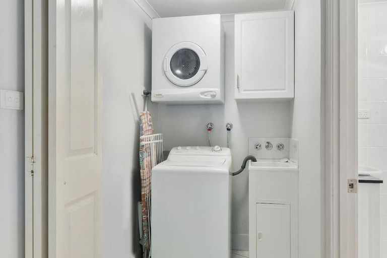 Bathroom 4, Elegant 3BR Esplanade Apartment, Cairns
