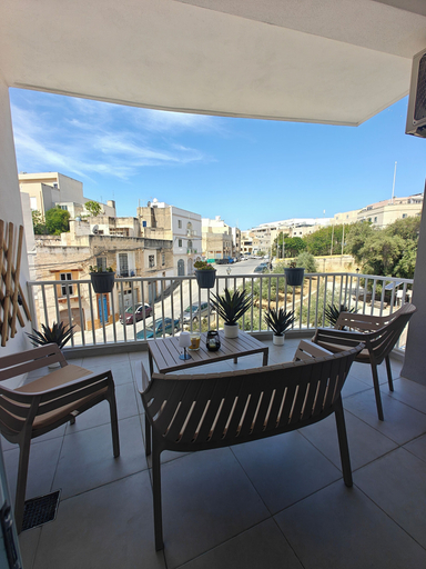 Outdoor dining 5, Modern 2BR APT in Central Birkirkara